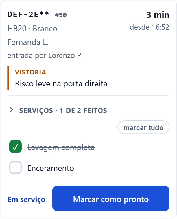 Cartão de um carro em serviço: placa, vistoria com a anotação da entrada, checklist com um de dois serviços feitos e o botão Marcar como pronto