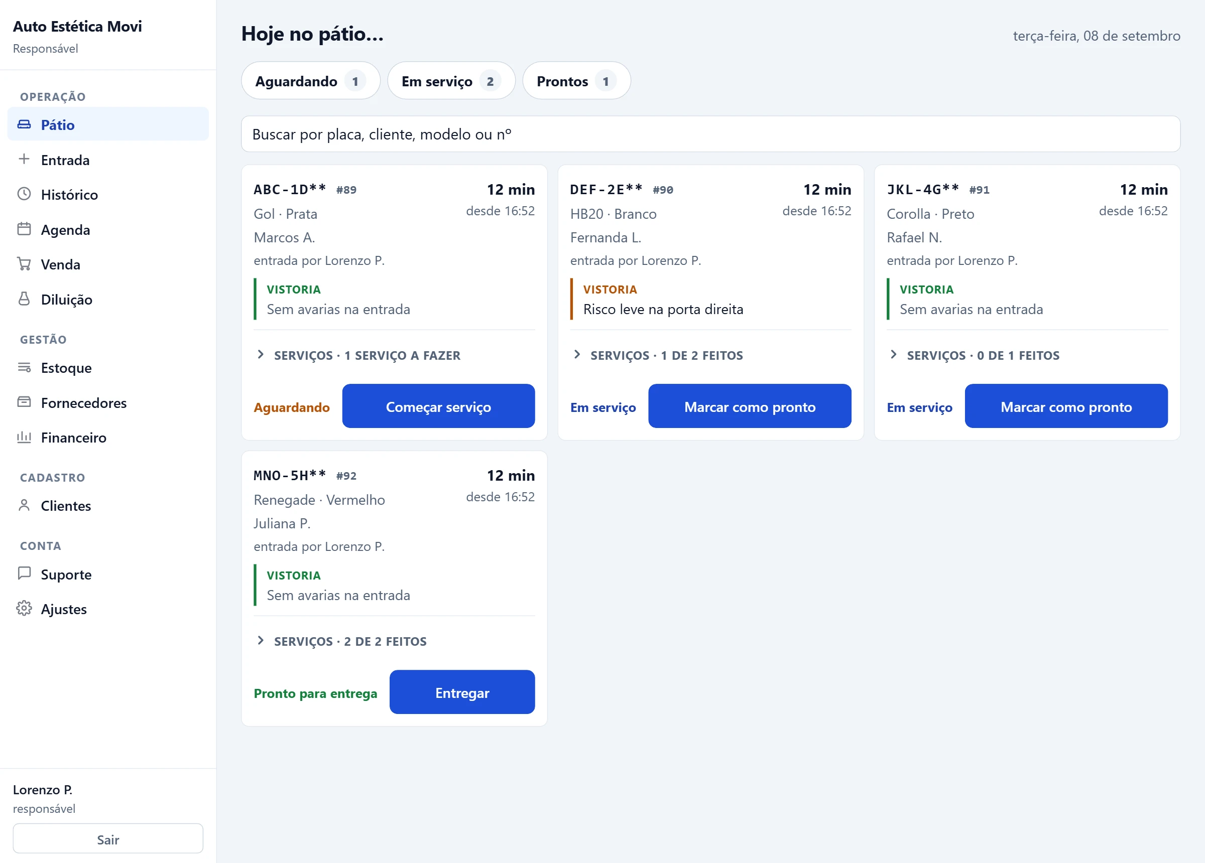 Tela do pátio no computador: veículos em cartões, cada um com vistoria, checklist de serviços e o botão do próximo passo